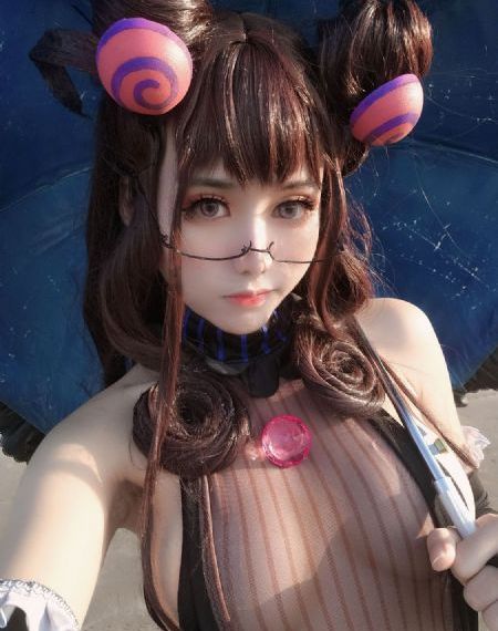 领导在车里含我奶头a片