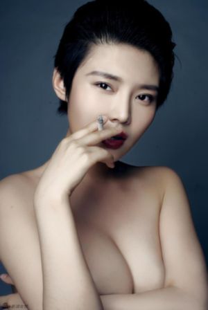 女生发出哼哼唧唧的声音助眠